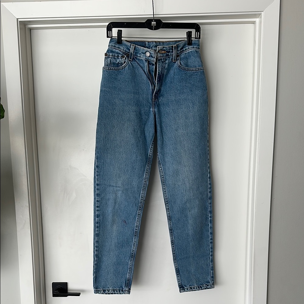 Vintage 90s Levi’s 550 relaxed fit tapered leg jeans, size 4